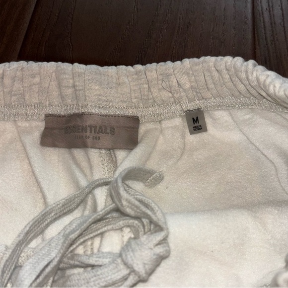 Essentials Fear Of God Shorts Size Medium Light Oatmeal - Picture 2 of 6